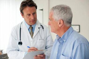 lékař předepisuje léčbu prostatitidy
